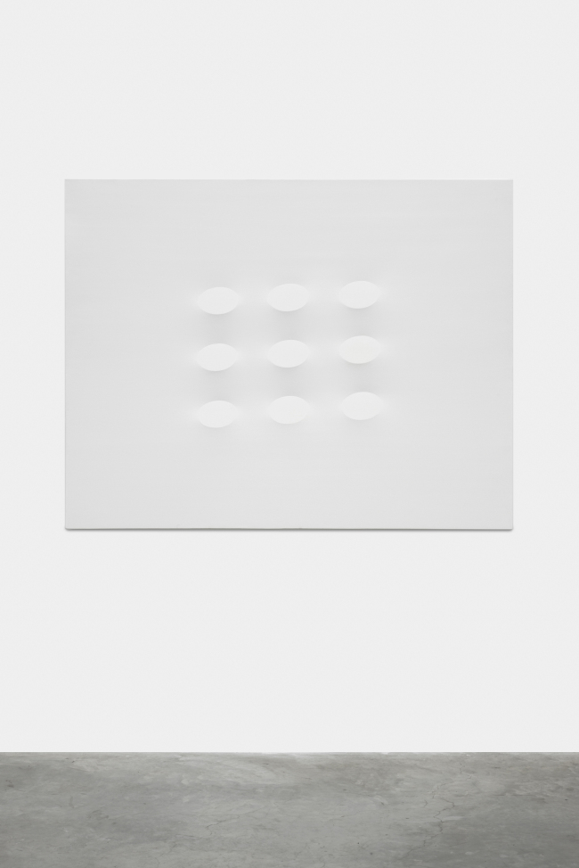 Turi Simeti, Nove ovali bianchi, 2015, Acrylic on shaped canvas, 140x180cm. [사진제공=리안갤러리]