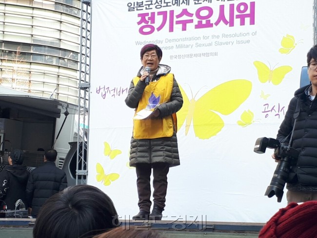 한국염 정대협 공동대표가 15일 오후 서울 종로구 평화로에서 열린 제1274차 정기수요시위에 참석해 발언하고 있다. [사진=박로명 기자/dodo@heraldcorp.com]