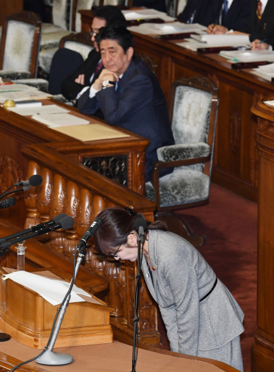 이나다 도모미(稻田朋美) 일본 방위상이 ‘아키에(昭惠) 스캔들’과 관련해 거짓말을 했다는 사실이 들통나자 14일 국회 참의원 본회의에서 사과하고 있다. [사진제공=연합뉴스]