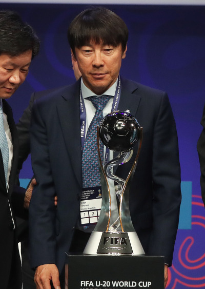 15일 오후 경기도 수원시 장안구 SK아트리움에서 열린 ‘FIFA U-20 월드컵 코리아 2017 조 추첨식’에서 신태용 U-20 대표팀 감독이 트로피를 바라보고 있다. [사진제공=연합뉴스]