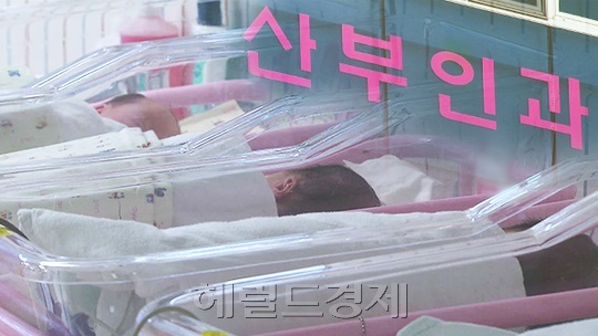 군산에 이어 서울의 유명 산부인과인 강서미즈메디병원에서도 신생아 7명이 로타 바이러스에 집단 감염된 것으로 확인돼 충격을 주고 있다. 사진은 서울 지역 한 산부인과의 신생아실(사진은 기사 내용과 관련 없음). [사진=헤럴드경제DB]