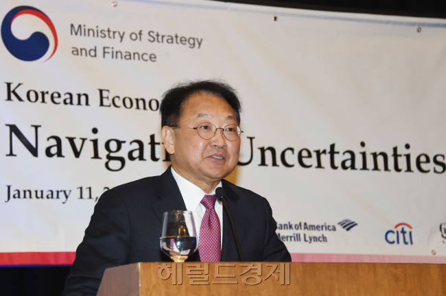 지난 1월 미국 뉴욕에서 열린 한국경제설명회(IR)에서 경제정책 방향을 설명하고 있는 유 부총리 [사진=헤럴드경제DB]