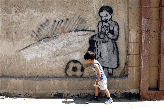 <YONHAP PHOTO-1150> (170315) -- SANAA, March 15, 2017 (Xinhua) -- A boy paints graffiti on a wall during a campaign in Sanaa, Yemen, on March 15, 2017. A campaign was staged for people to express their wishes for peace and rejection of violence and war by painting graffiti on the walls of Sanaa's streets here on Wednesday. (Xinhua/Mohammed Mohammed)/2017-03-16 07:29:48/ <저작권자 ⓒ 1980-2017 ㈜연합뉴스. 무단 전재 재배포 금지.>