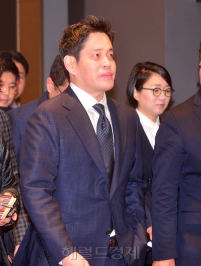 지난 15일 스타필드 하남에 전기차 브랜드 ‘테슬라’ 1호 매장이 문을 연 가운데 정용진 신세계그룹 부회장이 매장을 둘러보고 있다. [사진=이상섭 기자/babtong@heraldcorp.com]