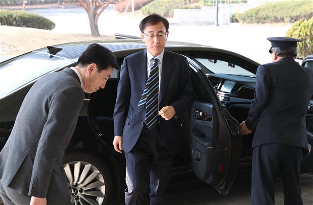 박근혜 전 대통령에 대한 검찰 소환조사를 닷새 앞두고 김수남 검찰총장이 16일 오전 서울 서초구 대검찰청사로 출근하고 있다.  [연합뉴스]