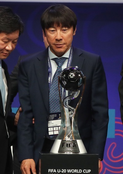 15일 오후 경기도 수원시 장안구 SK아트리움에서 열린 ‘FIFA U-20 월드컵 코리아 2017 조 추첨식’에서 신태용 U-20 대표팀 감독이 트로피를 바라보고 있다. [사진제공=연합뉴스]