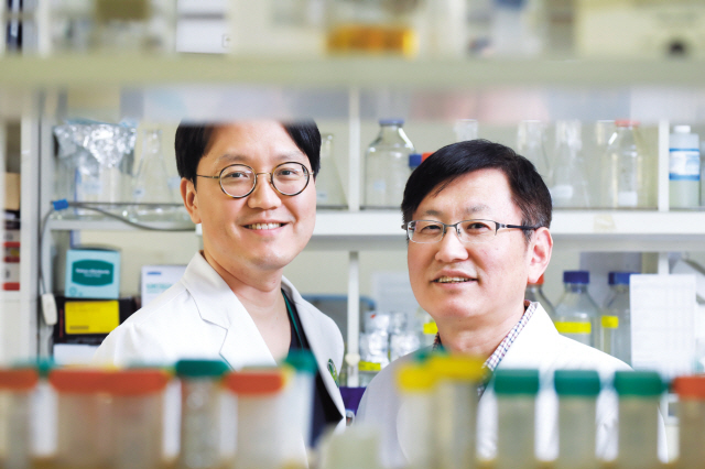 이화융합의학연구원 줄기세포재생의학연구소의 김한수<왼쪽> 부소장과 조인호 소장이 줄기세포와 관련 이야기를 나누다 웃고 있다.  [사진제공=이화여대 목동병원]