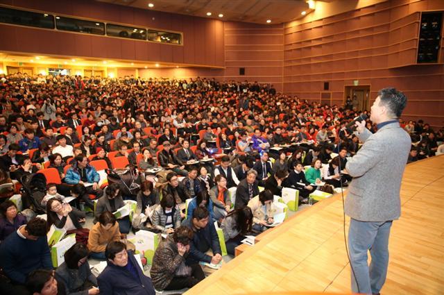 지난 16일 LH가 개최한 ‘2017년도 LH 투자설명회’에는 2000여명의 참석자들로 발디딜 틈이 없었다. 사진은 올해 부동산 투자전략과 토지공급 계획을 경청하는 참석자들 모습. [사진제공=LH]