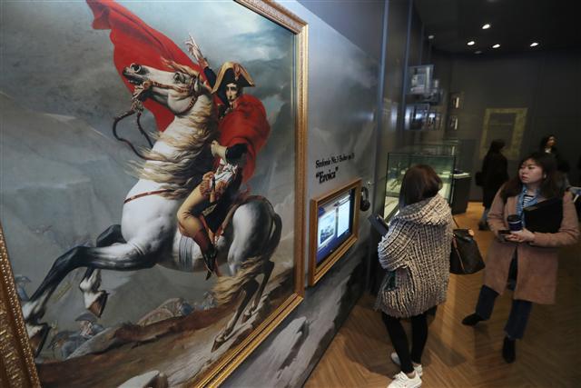 경기 성남시 분당구 판교로 NS홈쇼핑 별관 나폴레옹 갤러리에서 16일 관람객들이 전시장을 둘러보고 있다. NS홈쇼핑은 김홍국 하림그룹 회장이 경매를 통해 소장하고 있는 나폴레옹 이각모와 관련 유물 8점을 전시하는 ‘나폴레옹 갤러리’를 이날부터 공식 운영했다.
[연합뉴스]