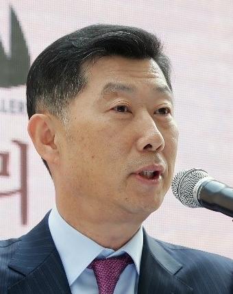 경기 성남시 분당구 판교로 NS홈쇼핑 별관 나폴레옹 갤러리에서 16일 관람객들이 전시장을 둘러보고 있다. NS홈쇼핑은 김홍국 하림그룹 회장이 경매를 통해 소장하고 있는 나폴레옹 이각모와 관련 유물 8점을 전시하는 ‘나폴레옹 갤러리’를 이날부터 공식 운영했다.
[연합뉴스]