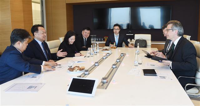 주요 20개국(G20) 재무장관ㆍ중앙은행총재 회의 참석차 독일을 방문 중인 유일호 부총리 겸 기획재정부 장관이 16일(현지시간) 국제신용평가사인 스탠더드앤드푸어스(S&P) 프랑크푸르트 사무소에서 모리츠 크래머 S&P 글로벌 총괄을 만나 한국경제 현황과 정책방향을 설명하고 있다.  [사진제공=기획재정부]
