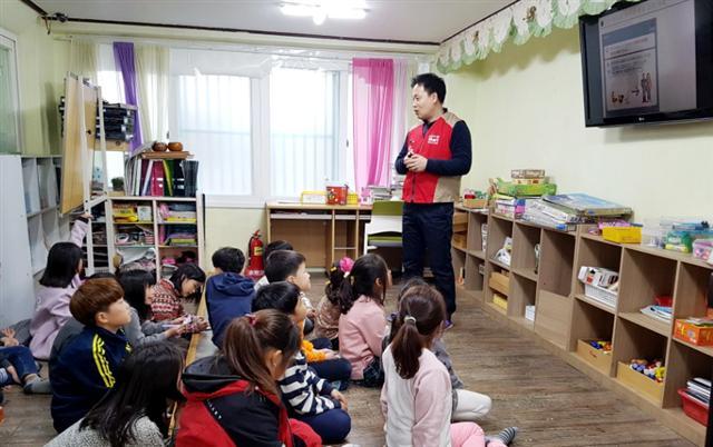 샤롯데 봉사단이 ‘구제역ㆍ조류인플루엔자 바로알기’를 주제로 교육을 진행하고 있다.