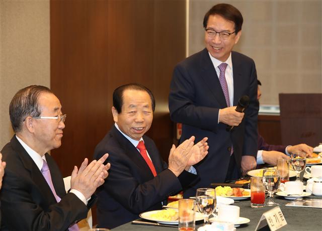 반기문 전 유엔사무총장(왼쪽)이 17일 오전 서울 중구 은행회관에서 열린 충청권 명사 모임 ‘백소회’ 조찬회에 참석, 정운찬 동반성장연구소 이사장(오른쪽)의 인사말이 끝나자 박수를 치고 있다.  [연합뉴스]