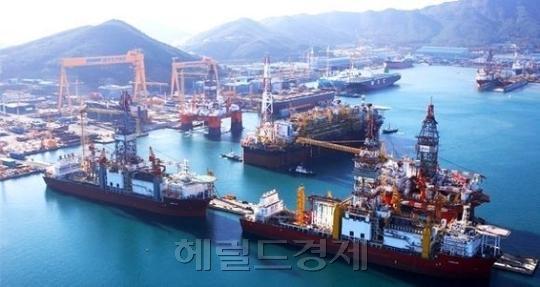 대우조선해양의 지원문제가 금융 당국을 넘어 정치권의 딜레마로 부상했다.  사진은 안개에 휩싸인 대우조선해양 공사현장. [연합뉴스]