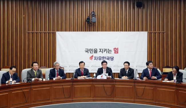<YONHAP PHOTO-1834> 자유한국당 원내대책회의 (서울=연합뉴스) 신준희 기자 = 17일 오전 서울 여의도 국회에서 열린 자유한국당 원내대책회의에서 정우택 원내대표가 모두발언을 하고 있다. 2017.3.17 hama@yna.co.kr/2017-03-17 09:29:34/ <저작권자 ⓒ 1980-2017 ㈜연합뉴스. 무단 전재 재배포 금지.>
<YONHAP PHOTO-1834> 자유한국당 원내대책회의 (서울=연합뉴스) 신준희 기자 = 17일 오전 서울 여의도 국회에서 열린 자유한국당 원내대책회의에서 정우택 원내대표가 모두발언을 하고 있다. 2017.3.17 hama@yna.co.kr/2017-03-17 09:29:34/ <저작권자 ⓒ 1980-2017 ㈜연합뉴스. 무단 전재 재배포 금지.>