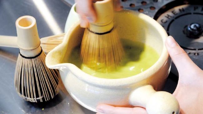 For traditional ceremonial-style matcha, owner Lee Yeni sifts ceremonial grade matcha through a sieve before vigorously stirring the powder and hot water with a bamboo whisk to create an ultra-smooth, frothy tea. (Park Hyun-koo/The Korea Herald)
