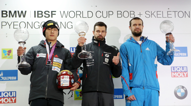 Yoon Sung-bin (left) wins silver at skeleton World Cup (Yonhap)