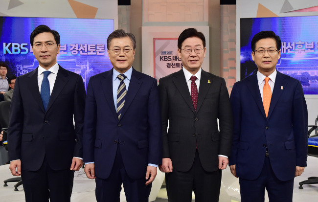 <YONHAP PHOTO-0951> 민주당 대선후보 경선 토론회 (서울=연합뉴스) 배재만 기자 = 더불어민주당 대선주자인 안희정 충남도지사(왼쪽부터), 문재인 전 대표, 이재명 성남시장, 최성 고양시장이 19일 오전 서울 영등포구 여의도 KBS 스튜디오에서 열린 'KBS 대선후보 경선토론회' 시작 전 기념촬영을 하고 있다. 2017.3.19 scoop@yna.co.kr/2017-03-19 09:43:56/ <저작권자 ⓒ 1980-2017 ㈜연합뉴스. 무단 전재 재배포 금지.>
<YONHAP PHOTO-0951> 민주당 대선후보 경선 토론회 (서울=연합뉴스) 배재만 기자 = 더불어민주당 대선주자인 안희정 충남도지사(왼쪽부터), 문재인 전 대표, 이재명 성남시장, 최성 고양시장이 19일 오전 서울 영등포구 여의도 KBS 스튜디오에서 열린 'KBS 대선후보 경선토론회' 시작 전 기념촬영을 하고 있다. 2017.3.19 scoop@yna.co.kr/2017-03-19 09:43:56/ <저작권자 ⓒ 1980-2017 ㈜연합뉴스. 무단 전재 재배포 금지.>