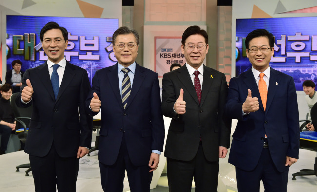 <YONHAP PHOTO-0941> 민주당 대선주자, '엄지 척' (서울=연합뉴스) 배재만 기자 = 더불어민주당 대선주자인 안희정 충남도지사(왼쪽부터), 문재인 전 대표, 이재명 성남시장, 최성 고양시장이 19일 오전 서울 영등포구 여의도 KBS 스튜디오에서 열린 'KBS 대선후보 경선토론회' 시작 전 엄지를 치켜세우며 기념촬영을 하고 있다. 2017.3.19 scoop@yna.co.kr/2017-03-19 09:42:33/ <저작권자 ⓒ 1980-2017 ㈜연합뉴스. 무단 전재 재배포 금지.>
<YONHAP PHOTO-0941> 민주당 대선주자, '엄지 척' (서울=연합뉴스) 배재만 기자 = 더불어민주당 대선주자인 안희정 충남도지사(왼쪽부터), 문재인 전 대표, 이재명 성남시장, 최성 고양시장이 19일 오전 서울 영등포구 여의도 KBS 스튜디오에서 열린 'KBS 대선후보 경선토론회' 시작 전 엄지를 치켜세우며 기념촬영을 하고 있다. 2017.3.19 scoop@yna.co.kr/2017-03-19 09:42:33/ <저작권자 ⓒ 1980-2017 ㈜연합뉴스. 무단 전재 재배포 금지.>