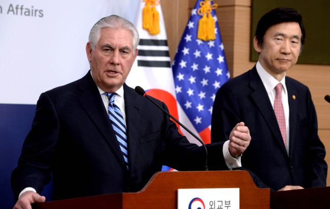 <YONHAP PHOTO-3721> 윤병세-렉스 틸러슨 공동기자회견 (서울 사진공동취재단=연합뉴스) 윤병세 외교부 장관과 렉스 틸러슨 미 국무장관이 17일 오후 서울 세종로 외교부 브리핑룸에서 공동기자회견을 하고 있다. 2017.3.17 photo@yna.co.kr/2017-03-17 17:48:45/ <저작권자 ⓒ 1980-2017 ㈜연합뉴스. 무단 전재 재배포 금지.>
<YONHAP PHOTO-3721> 윤병세-렉스 틸러슨 공동기자회견 (서울 사진공동취재단=연합뉴스) 윤병세 외교부 장관과 렉스 틸러슨 미 국무장관이 17일 오후 서울 세종로 외교부 브리핑룸에서 공동기자회견을 하고 있다. 2017.3.17 photo@yna.co.kr/2017-03-17 17:48:45/ <저작권자 ⓒ 1980-2017 ㈜연합뉴스. 무단 전재 재배포 금지.>