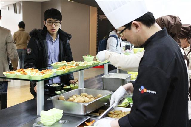CJ프레시웨이가 연초부터 대형 수주에 연속적으로 성공하면서 성장세를 이어가고 있다. 사진은 CJ프레시웨이의 단체급식 모습.