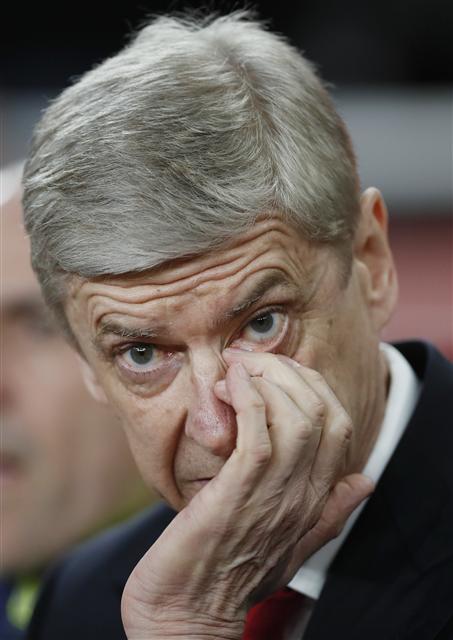 <YONHAP PHOTO-1136> Arsenal manager Arsene Wenger gestures during the Champions League round of 16 second leg soccer match between Arsenal and Bayern Munich at the Emirates Stadium in London, Tuesday, March 7, 2017. (AP Photo/Kirsty Wigglesworth)/2017-03-08 05:53:30/ <저작권자 ⓒ 1980-2017 ㈜연합뉴스. 무단 전재 재배포 금지.>