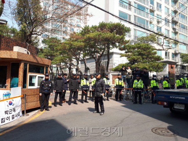 박근혜 전 대통령의 검찰 소환조사가 하루 앞으로 다가오면서 경호를 맡은 경찰도 긴장의 끈을 놓지 않고 있다. 삼성동 자택 앞에서 경비를 서고 있는 경찰 기동대원들. [사진=최준선 기자/human@heraldcorp.com]