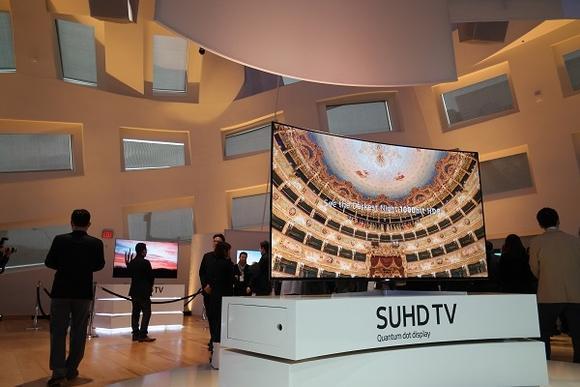 삼성전자가 올해 1월 미국 CES에서 전시한 ‘QLED TV’(왼쪽). LG전자 ‘시그니처 OLED TV’을 모델이 지켜보고 있다.