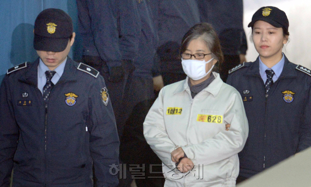 피의자 신분인 박근혜 전 대통령의 검찰 조사가 하루 앞으로 다가온 20일, ‘국정농단’의 주범으로 재판을 받고 있는 최순실 씨가 서울 서초구 서울중앙지방법원에서 열린 직권남용권리행사방해 등 21회 공판에 출석하고 있다. 정희조 기자/checho@heraldcorp.com