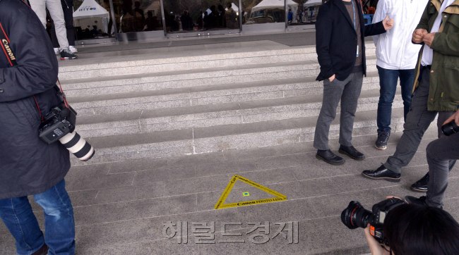 박근혜 전 대통령의 검찰 조사를 하루 앞둔 20일 오전 서울 서초구 서울중앙지검 앞에 박 전 대통령이 서게될 삼각형 포토라인을 설치됐다. 파면 이후 처음으로 공식 석상에 모습을 드러내는 박 전 대통령이 포토라인에서 어떤 태도를 취할지 관심을 모은다. [사진=정희조 기자/checho@heraldcorp.com]