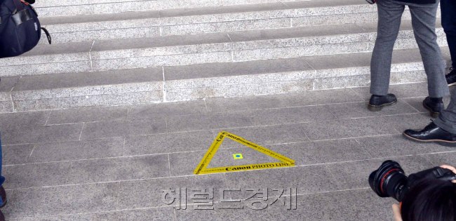 박근혜 전 대통령의 검찰 조사를 하루 앞둔 20일 오전 서울 서초구 서울중앙지검 앞에 박 전 대통령이 서게될 삼각형 포토라인을 설치됐다. 파면 이후 처음으로 공식 석상에 모습을 드러내는 박 전 대통령이 포토라인에서 어떤 태도를 취할지 관심을 모은다. [사진=정희조 기자/checho@heraldcorp.com]