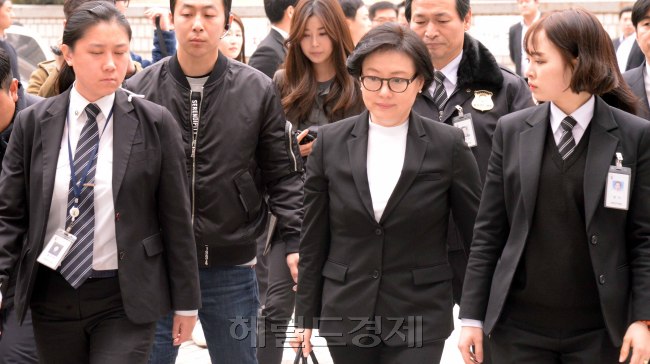 서미경 씨가 20일 오후 서울중앙지방법원에 출석하고 있다.[사진=정희조 기자/checho@heraldcorp.com]