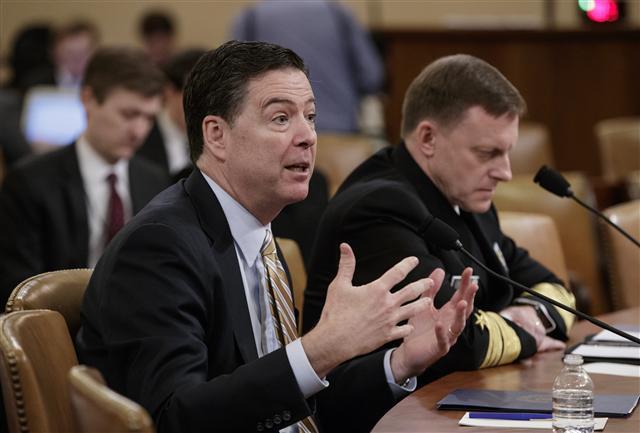 <YONHAP PHOTO-0722> FBI Director James Comey, left, joined by National Security Agency Director Michael Rogers, right, testifies on Capitol Hill in Washington, Monday, March 20, 2017, before the House Intelligence Committee hearing on allegations of Russian interference in the 2016 U.S. presidential election. (AP Photo/J. Scott Applewhite)/2017-03-21 03:33:45/ <저작권자 ⓒ 1980-2017 ㈜연합뉴스. 무단 전재 재배포 금지.>