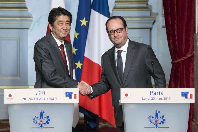 <YONHAP PHOTO-0853> epa05860553 French President Francois Hollande (R) and Japan's Prime Minister Shinzo Abe (L) shake hands as they pose for the media while delivering their statements following a meeting at the Elysee Palace in Paris, France, 20 March 2017. EPA/ETIENNE LAURENT/2017-03-21 04:39:07/ <저작권자 ⓒ 1980-2017 ㈜연합뉴스. 무단 전재 재배포 금지.>
<YONHAP PHOTO-0853> epa05860553 French President Francois Hollande (R) and Japan's Prime Minister Shinzo Abe (L) shake hands as they pose for the media while delivering their statements following a meeting at the Elysee Palace in Paris, France, 20 March 2017. EPA/ETIENNE LAURENT/2017-03-21 04:39:07/ <저작권자 ⓒ 1980-2017 ㈜연합뉴스. 무단 전재 재배포 금지.>