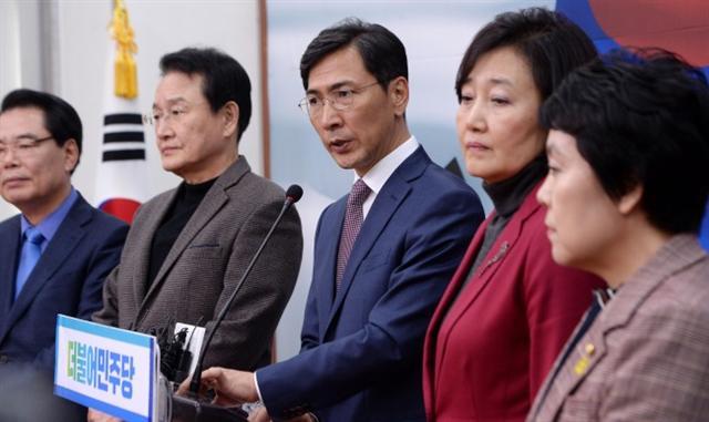 지난 2011년 5월 18일 정책현장 방문차 들른 충남 당진에서 안희정 충남도지사가 직접 경운기를 몰고 있다.  지난 13일 오후 서울 여의도 국회 당대표회의실에서 기자간담회를 열고 취재진의 질문에 답하고 있다.  더불어민주당 대선주자인 안희정 충남도지사가 지난 19일 오후 광주 동구 충장로 거리에서 시민들을 만나고 있다.  [연합뉴스]