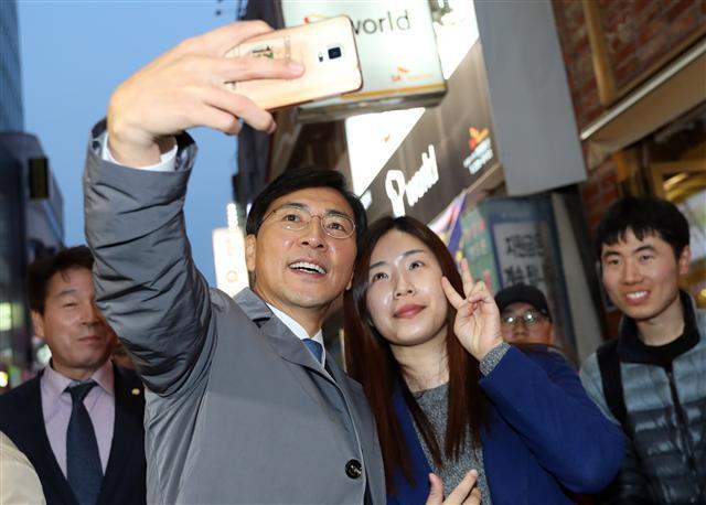 지난 2011년 5월 18일 정책현장 방문차 들른 충남 당진에서 안희정 충남도지사가 직접 경운기를 몰고 있다.  지난 13일 오후 서울 여의도 국회 당대표회의실에서 기자간담회를 열고 취재진의 질문에 답하고 있다.  더불어민주당 대선주자인 안희정 충남도지사가 지난 19일 오후 광주 동구 충장로 거리에서 시민들을 만나고 있다.  [연합뉴스]