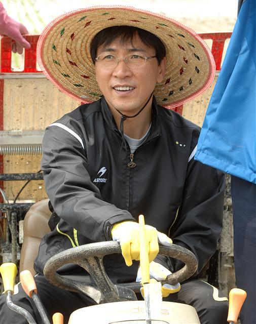 지난 2011년 5월 18일 정책현장 방문차 들른 충남 당진에서 안희정 충남도지사가 직접 경운기를 몰고 있다.  지난 13일 오후 서울 여의도 국회 당대표회의실에서 기자간담회를 열고 취재진의 질문에 답하고 있다.  더불어민주당 대선주자인 안희정 충남도지사가 지난 19일 오후 광주 동구 충장로 거리에서 시민들을 만나고 있다.  [연합뉴스]