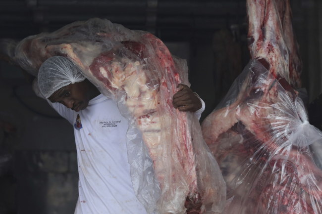 <YONHAP PHOTO-0649> A man delivers sides of beaf to meat to a butcher shop in Brasilia, Brazil, Monday, March 20, 2017. The European Union's spokesman in Brazil says the union is temporarily halting some imports of Brazilian meat amid an investigation into a massive scheme of meat adulteration, which involved some of the country's largest producers. (AP Photo/Eraldo Peres)/2017-03-21 03:08:44/ <저작권자 ⓒ 1980-2017 ㈜연합뉴스. 무단 전재 재배포 금지.>
<YONHAP PHOTO-0649> A man delivers sides of beaf to meat to a butcher shop in Brasilia, Brazil, Monday, March 20, 2017. The European Union's spokesman in Brazil says the union is temporarily halting some imports of Brazilian meat amid an investigation into a massive scheme of meat adulteration, which involved some of the country's largest producers. (AP Photo/Eraldo Peres)/2017-03-21 03:08:44/ <저작권자 ⓒ 1980-2017 ㈜연합뉴스. 무단 전재 재배포 금지.>