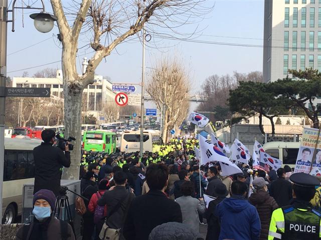 검찰청 남쪽에 자리잡은 퇴진행동 집회 참가자들은 검찰의 박 전 대통령 소환조사를 환영하며 구속수사를 촉구했다. (사진 왼쪽) 박 전 대통령의 탄핵 무효를 주장하는 ‘국민저항 총궐기 운동본부’(국민저항본부) 등 친박 단체 회원 100여명이 검찰청 서문 앞에서 검찰의 소환조사 반대 집회를 열었다.