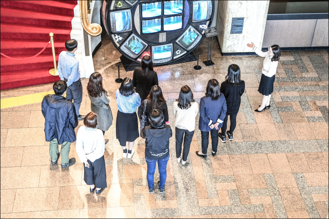 세종문화회관(사장 이승엽)은 올해 5월부터 12월까지 세종문화회관의 오랜 역사 탐방과 함께 3개 공연장을 견학하는 ‘세종 투어’를 추진한다. [사진제공=세종문화회관]