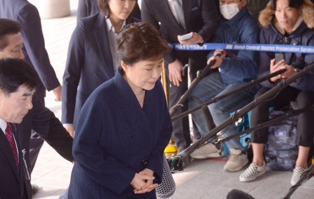 박근혜 전대통령이 21일 서울중앙지검 소환에 응해 청사에 들어서고 있다. <br />정희조 기자/checho@heraldcorp.com  170321