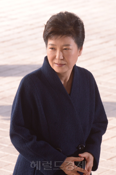 박근혜 전 대통령이 21일 오전 서울 서초구 서울중앙지검 청사 정문 앞에 설치된 삼각형 포토라인에 서 취재진을 바라보고 있다. [사진=정희조 기자/checho@heraldcorp.com]