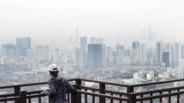 전국적으로 미세먼지가 기승을 부린 지난 20일 오전 서울 도심이 온통 뿌옇게 보인다. 미세먼지는 각종 질병을 유발할 수 있어 주의해야 한다고 전문의들은 강조한다.  [연합뉴스]