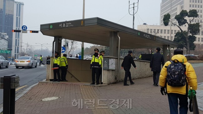 지하철 2호선 서초역 출구에도 경찰들이 배치됐다. [사진=손지형 기자/consnow@heraldcorp.com]