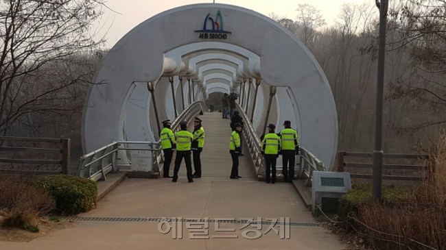 서울중앙지검 청사 쪽으로 이어지는 육교에도 이른 아침부터 경찰들이 경계근무를 서고 있다. [사진=손지형 기자/consnow@heraldcorp.com]
