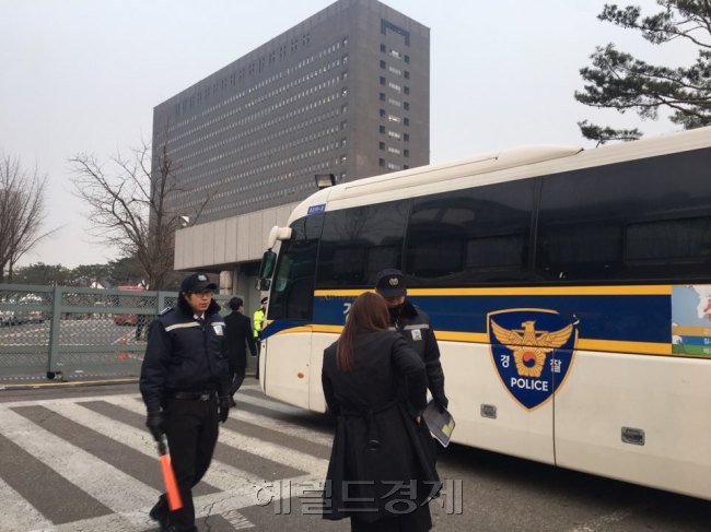 사전에 등록된 인원에 한해 신분증 확인과 소지품 검사 등을 거쳐야 서울중앙지검 정문을 통과할 수 있었다. [사진=손지형 기자/consnow@heraldcorp.com]