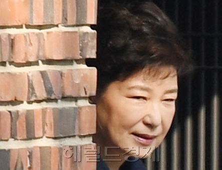 [사진설명=21일 오전 피의자 신분으로 검찰 조사를 받는 박근혜 전 대통령이 서울 강남구 삼성동 자택을 나와 서울중앙지검 출두를 위해 차에 타고 있다. 이상섭 기자/babtong@heraldcorp.com]