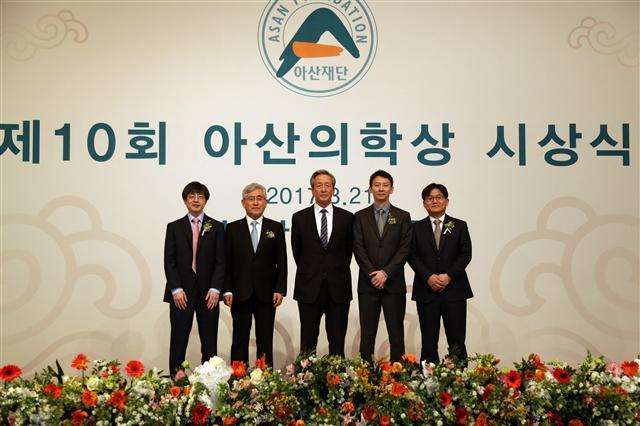 아산의학상 수상자들. (왼쪽부터)김진수 기초과학연구원 유전체교정연구단장, 한덕종 서울아산병원 일반외과 교수, 정몽준 아산재단 이사장, 최정균 KAIST 바이오및뇌공학과 교수, 안정민 울산의대 심장내과 교수.