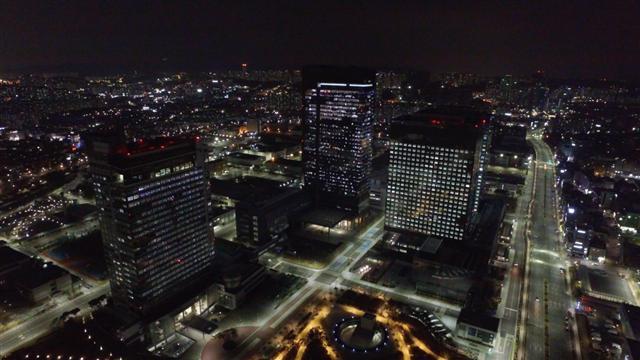 삼성전자가 21일 수원에 있는 삼성 디지털시티 등에서 ‘지구촌 전등 끄기’ 캠페인을 실시했다. 소등후와 점등시 모습 [사진제공=삼성전자]