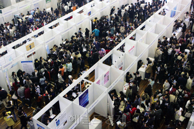 청년실업률이 12%를 기록하는 등 최악으로 치달으며, 이를 해결하기 위한 국가적 고민이 필요하다는 지적이 높다. [사진=헤럴드경제DB]